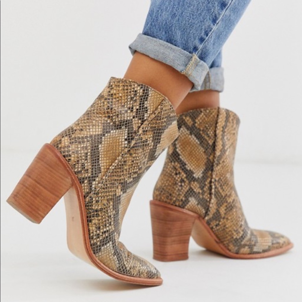 NEW FREE PEOPLE Barclay Ankle SNAKE Boots Size 7 - Picture 1 of 14
